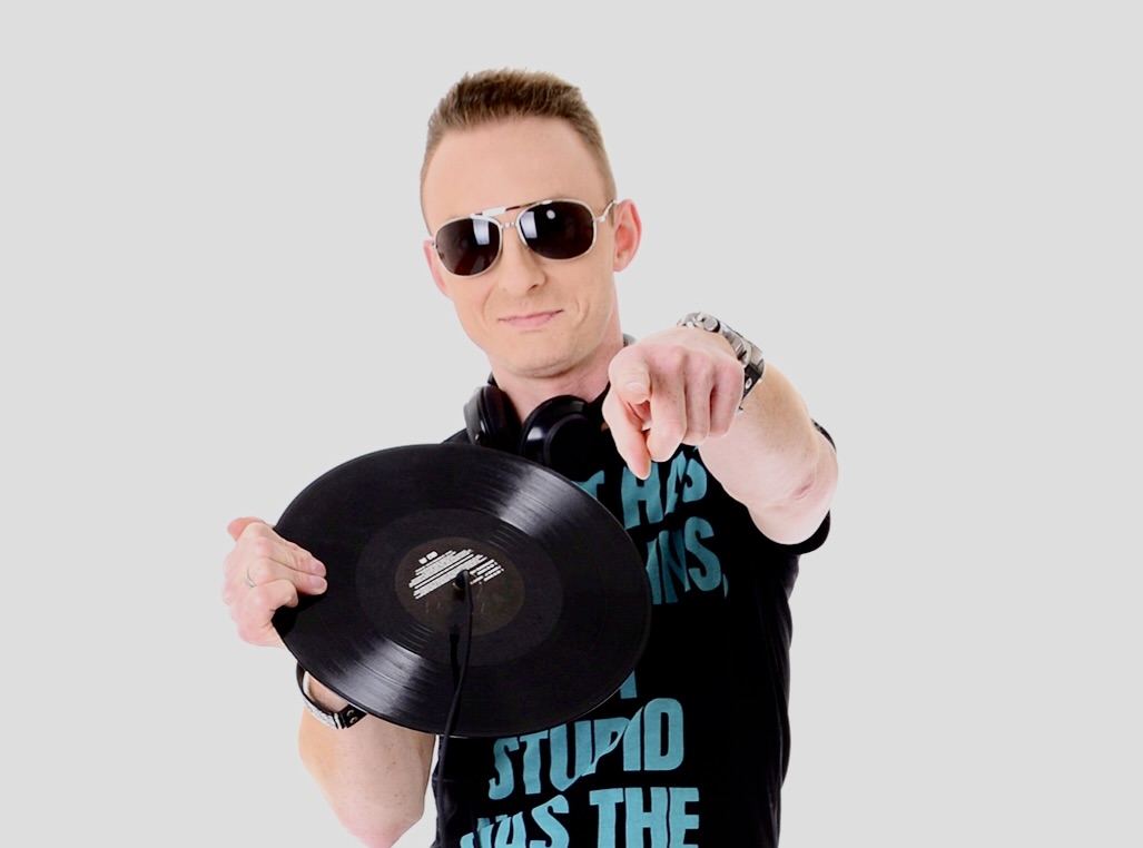Mann mit Schallplatte im Portrait