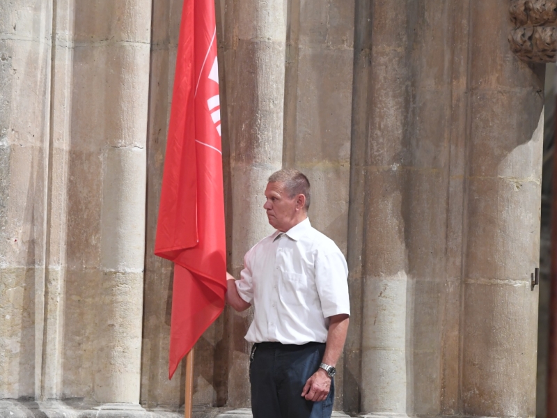Person in Kirche