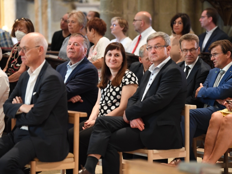 Personen in Kirche