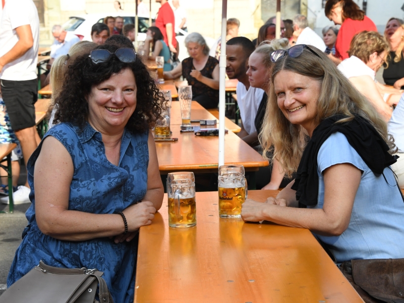 Zwei Frauen an einer Bierbank