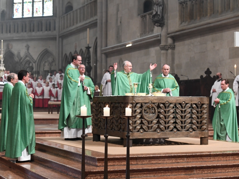 Geistliche in Kirche