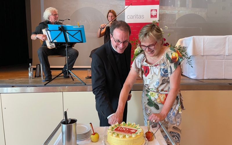 Frau schneidet Torte an