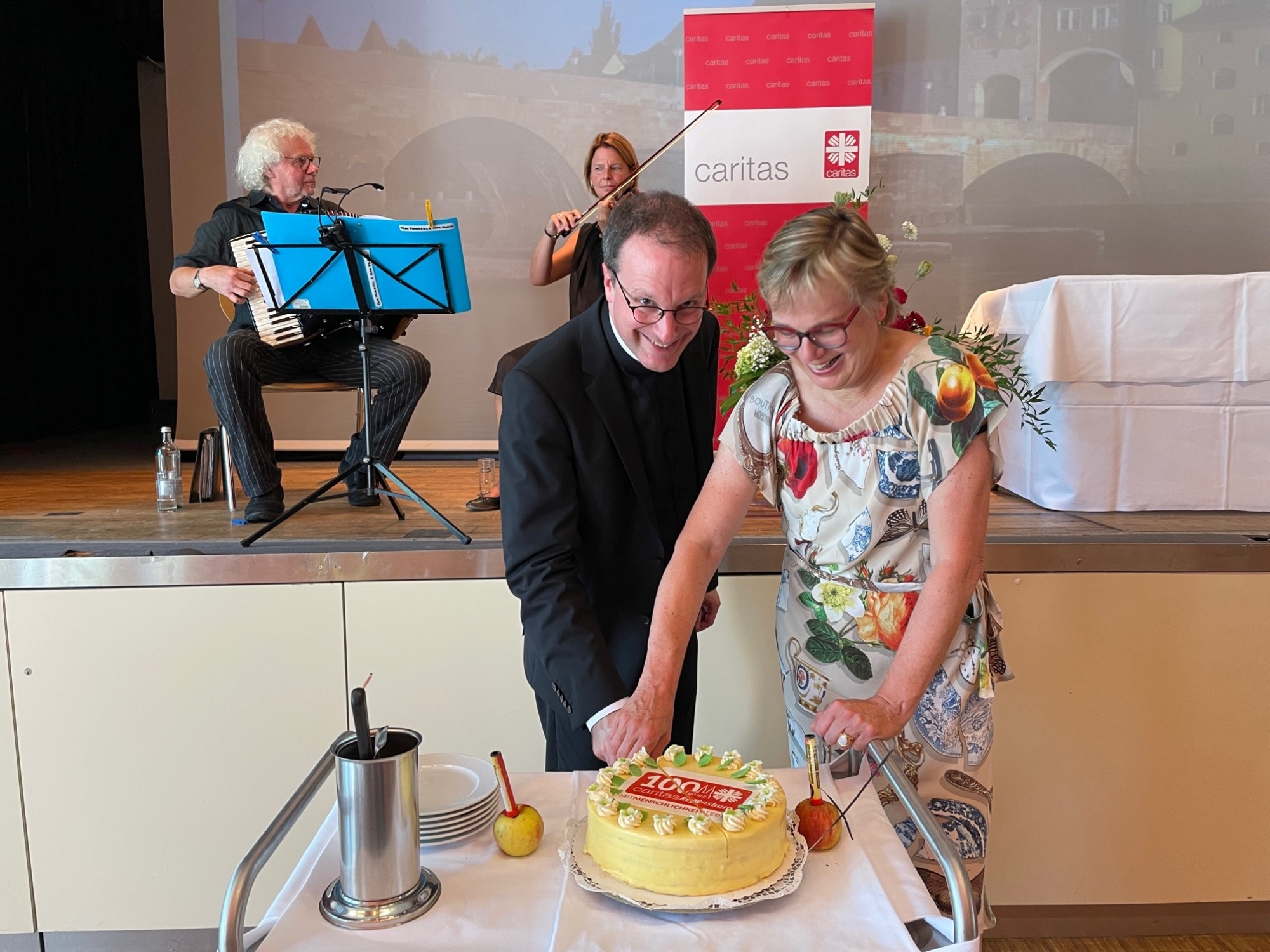 Frau schneidet Torte an