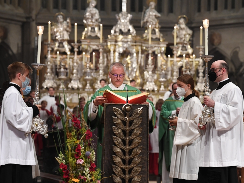 Geistlicher in Kirche