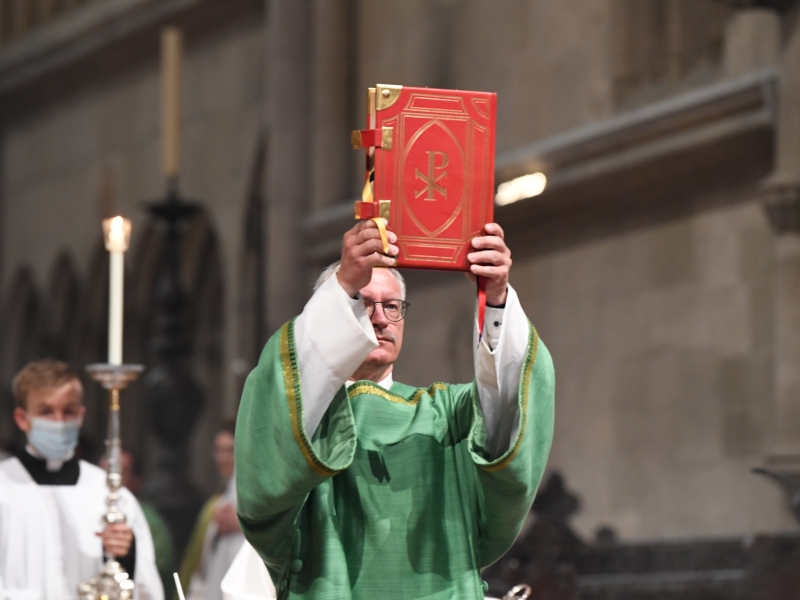 Geistlicher in Kirche