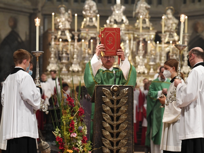 Geistlicher in Kirche