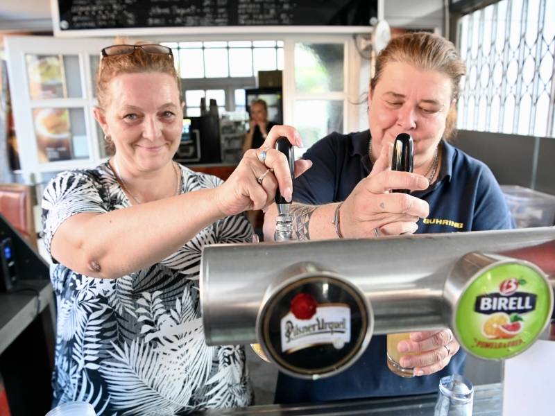 Zwei Personen zapfen Bier