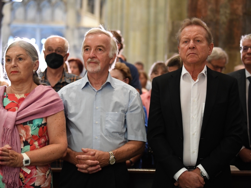 Personen in Kirche
