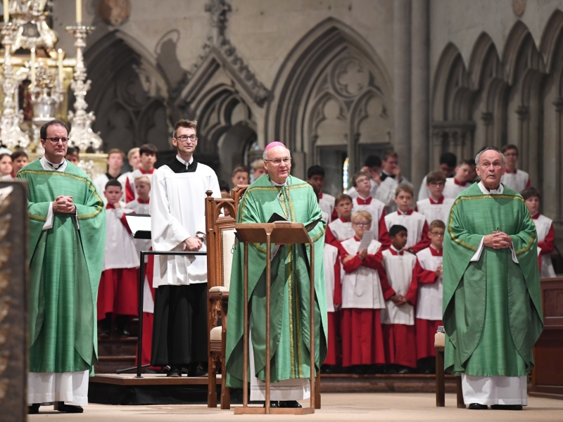 Geistliche in Kirche
