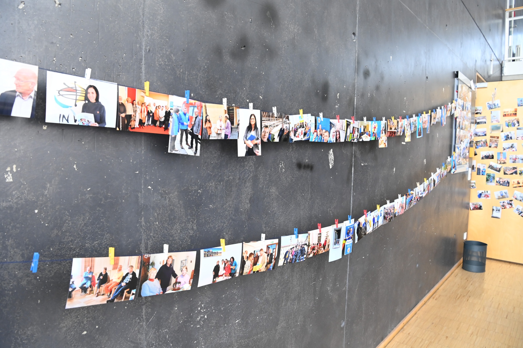 Wand mit Fotos