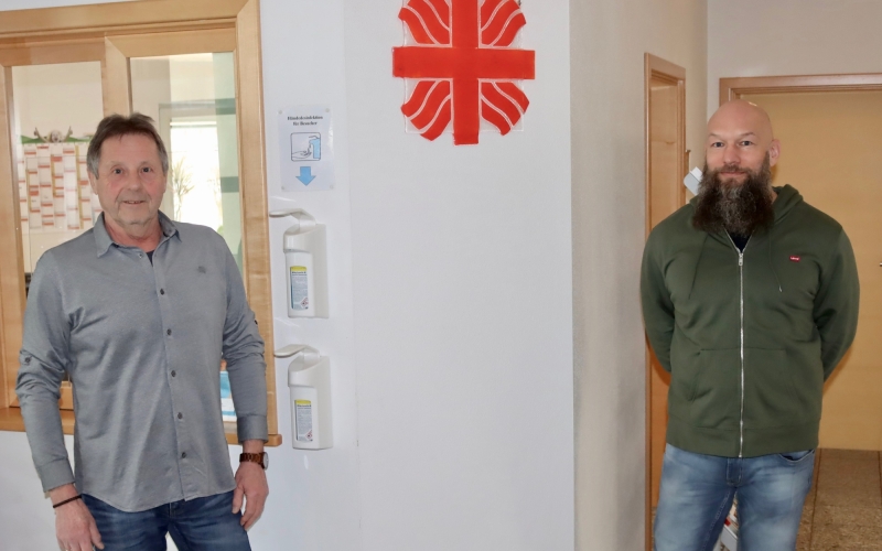 Zwei Personen vor Wand
