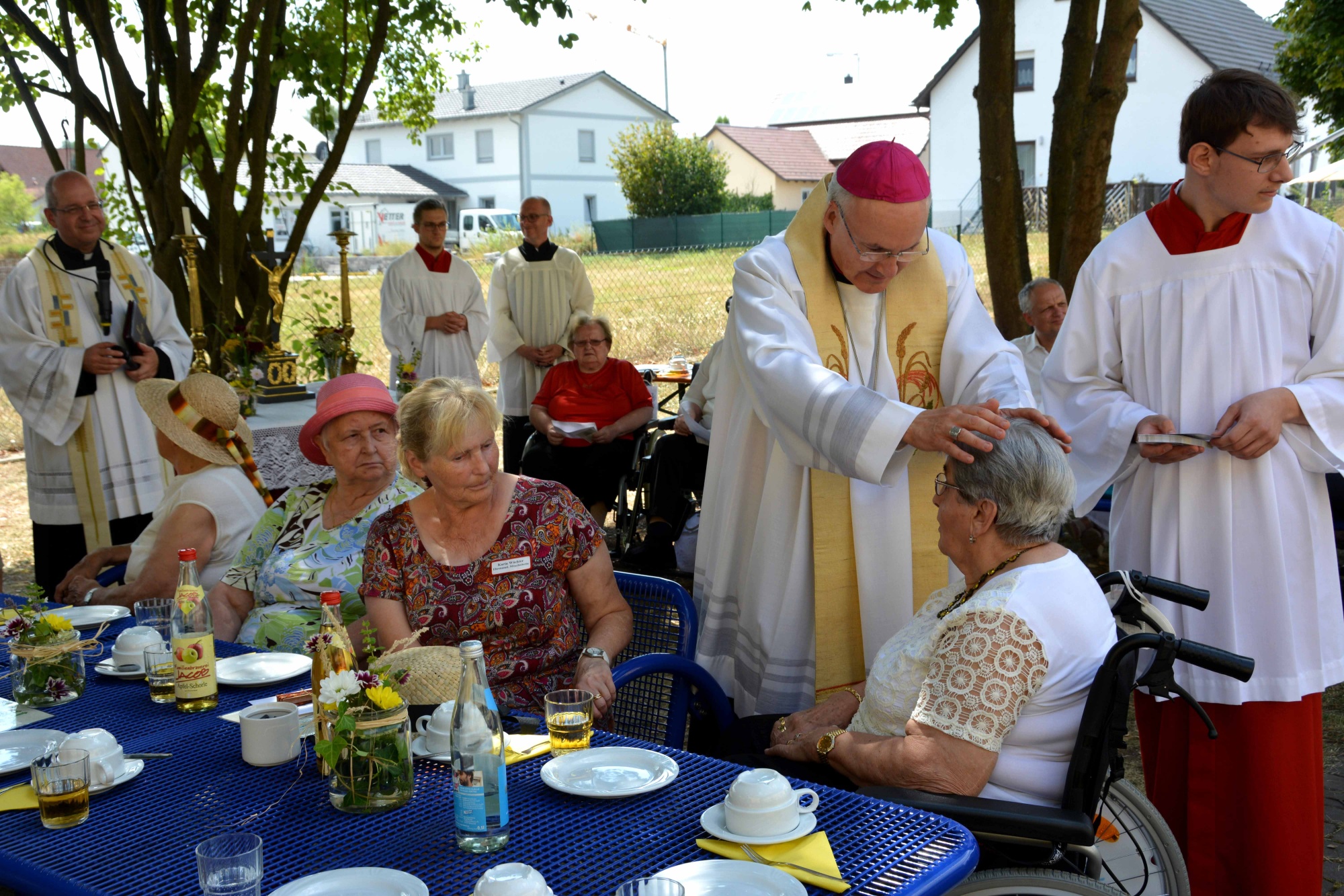 Geistlicher segnet Person