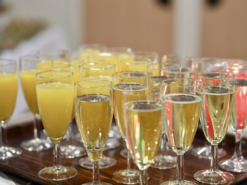 Sekt auf Tablett