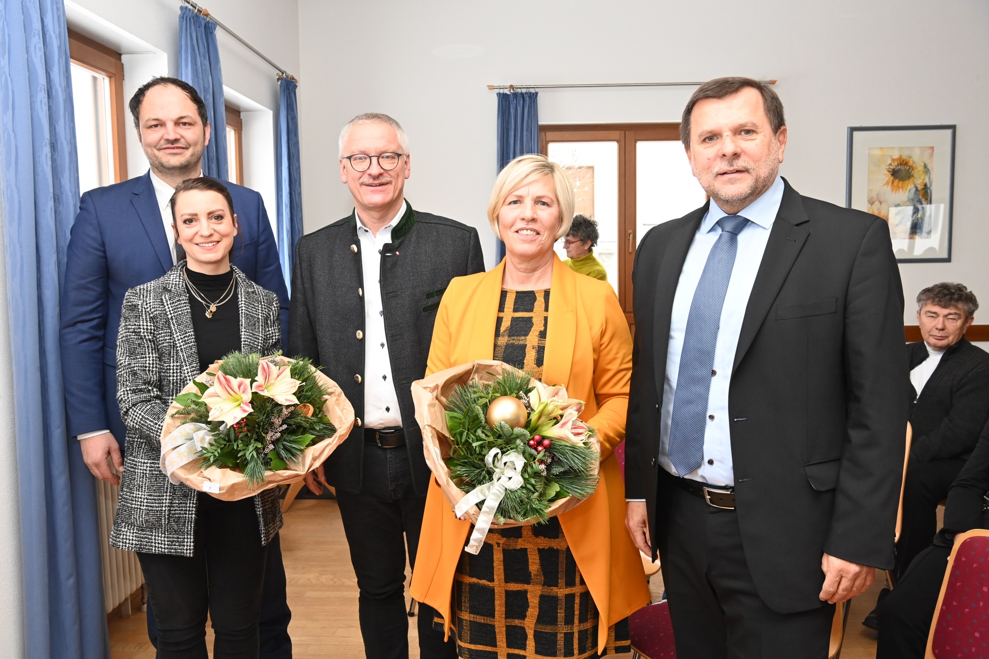 Gruppenfoto mit Blumenstrauß