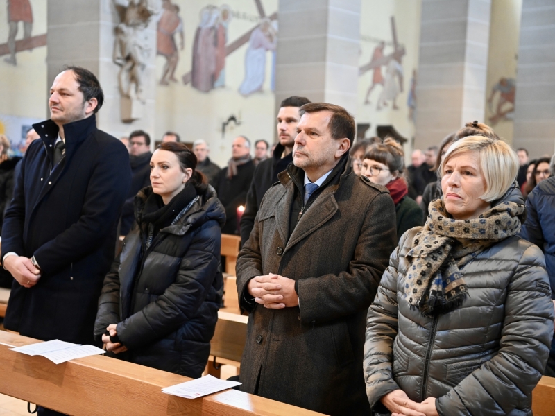 Personen in Kirchb&auml;nken
