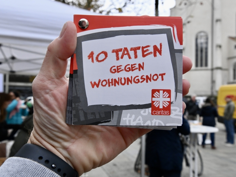 Hand h&auml;lt Flyer