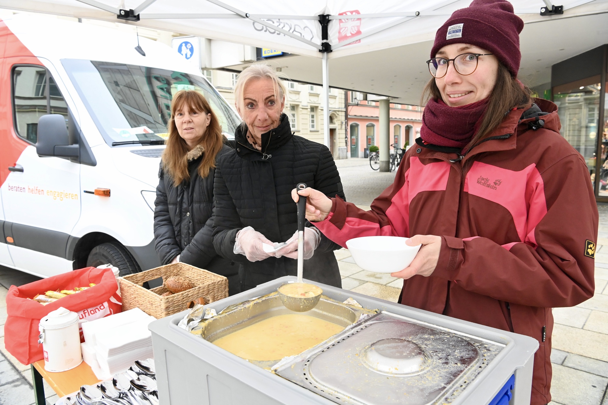 Personen geben Essen aus
