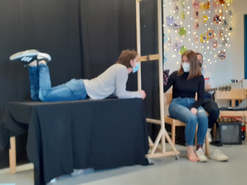 Zuschauer schauen ein Theaterspiel an