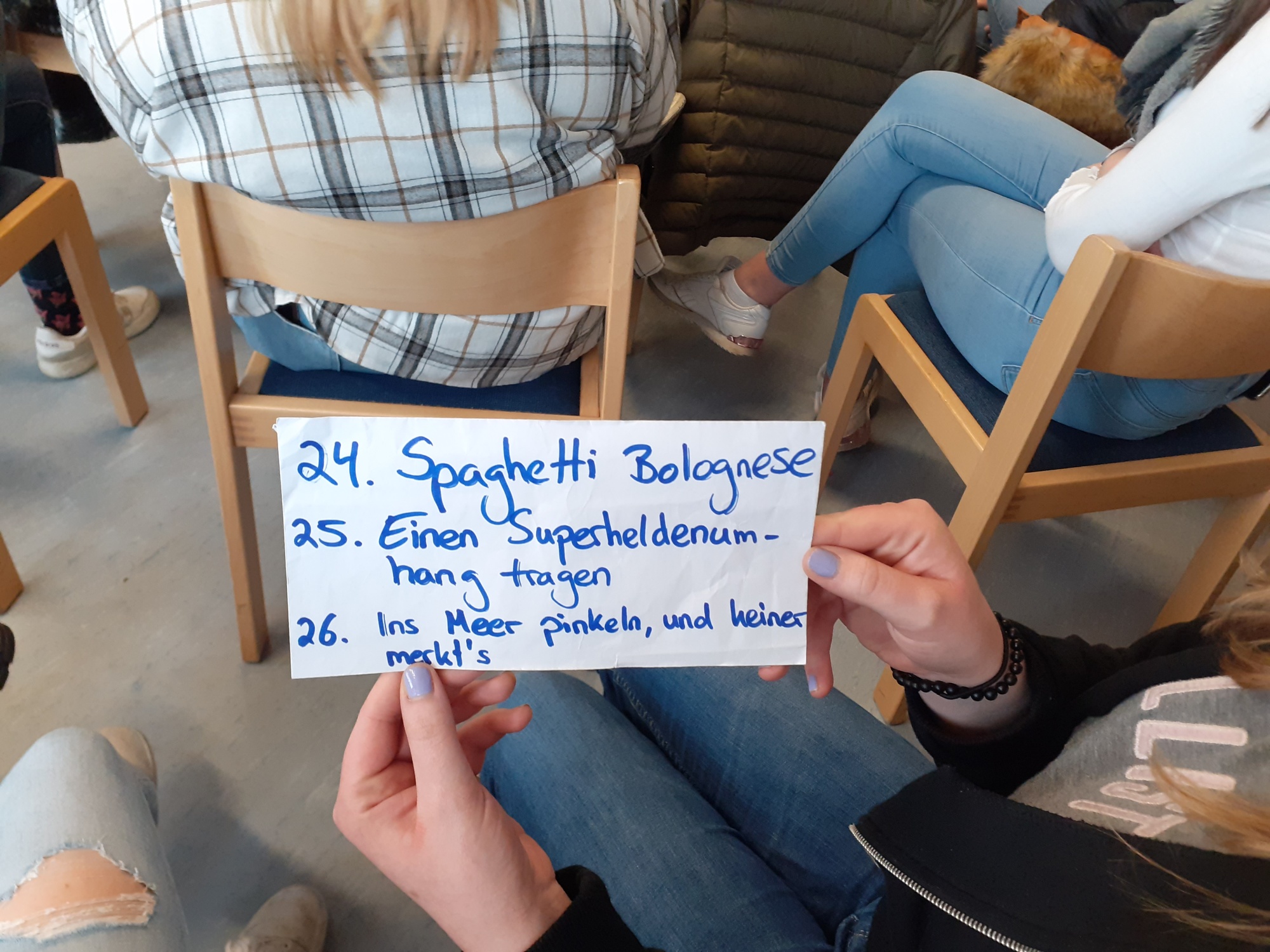Hand mit Notizen
