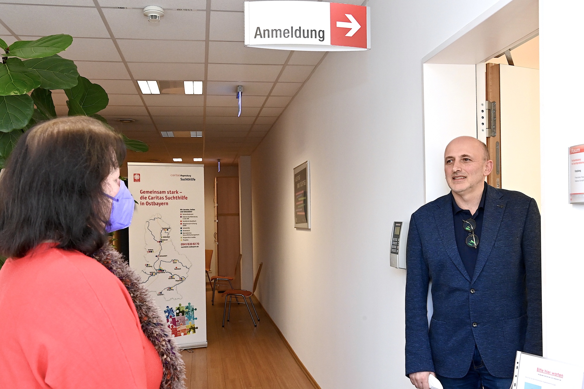 Zwei Personen im Gespräch