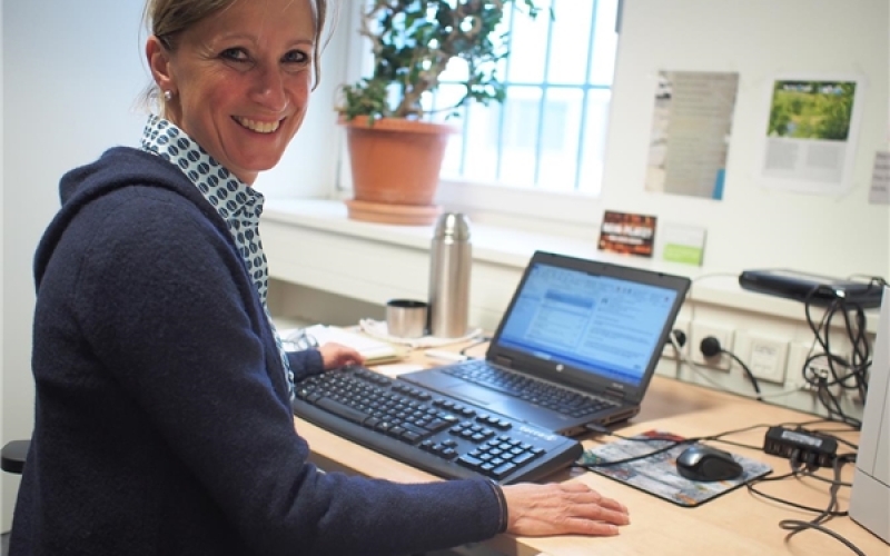 Frau hinter Notebook