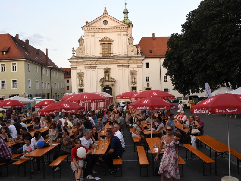 Menschen auf Festplatz outdoor