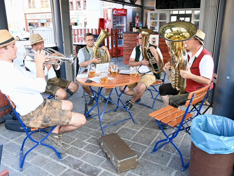 Musiker auf Bistrost&uuml;hlen