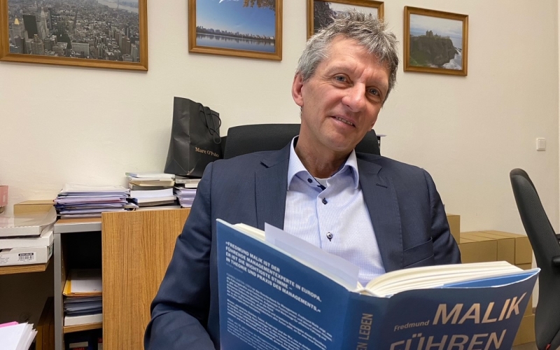 Mann mit Buch in der Hand