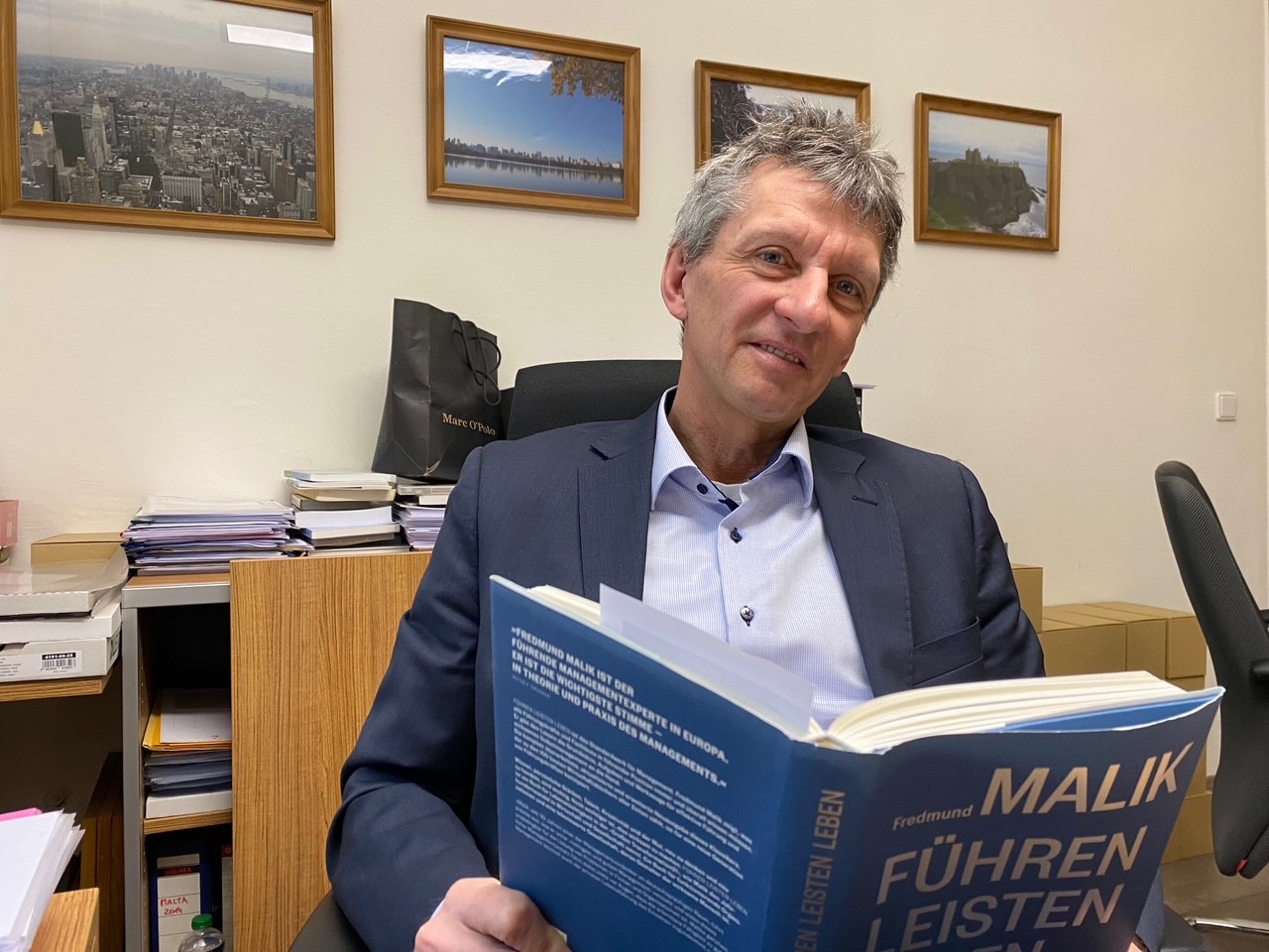Mann mit Buch in der Hand