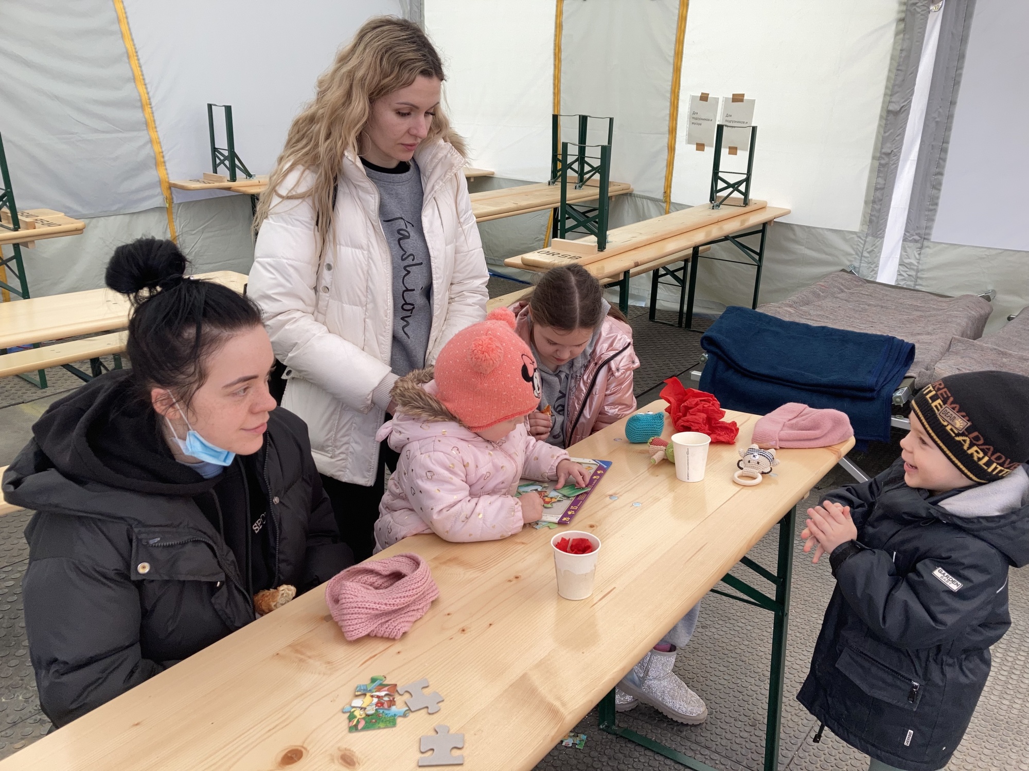 Frauen und Kinder die basteln