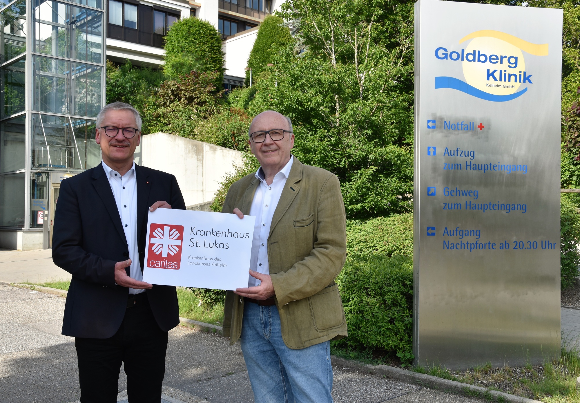 Zwei Personen halten Schild