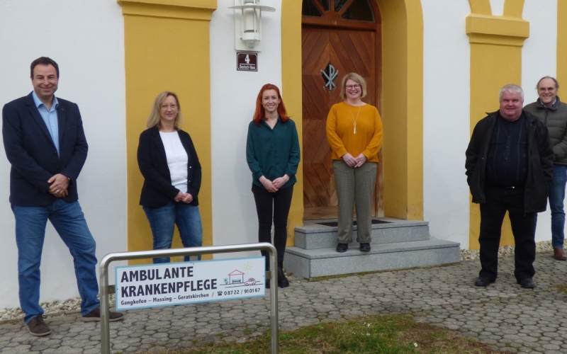 Sechs Personen vor einem Gebäude