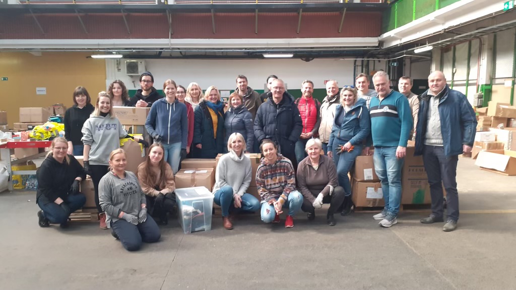 Gruppenbild in einer Lagerhalle
