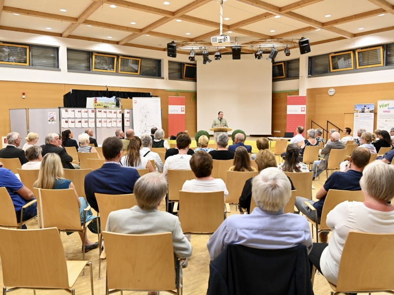 Menschen auf St&uuml;hlen in Halle
