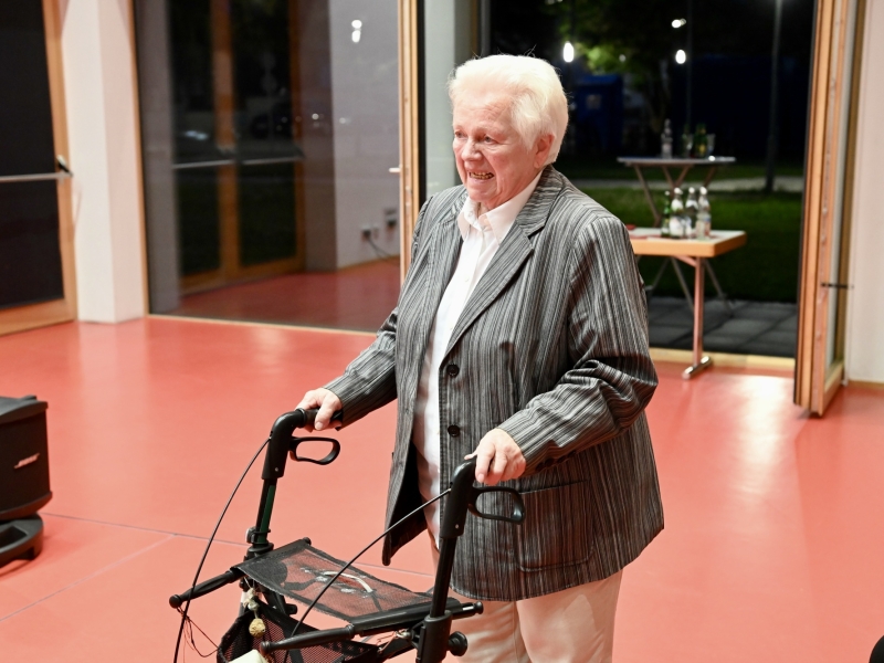 Seniorin mit Rollator