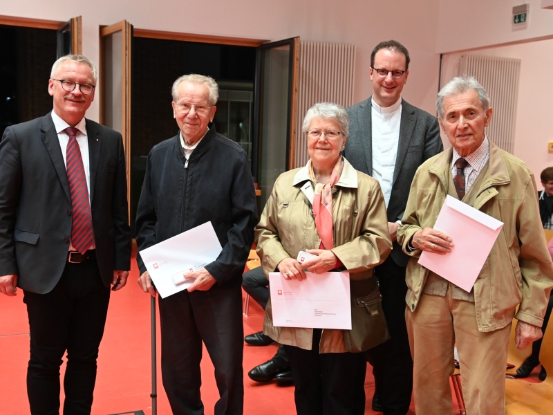 Personen mit Urkunden im Portrait