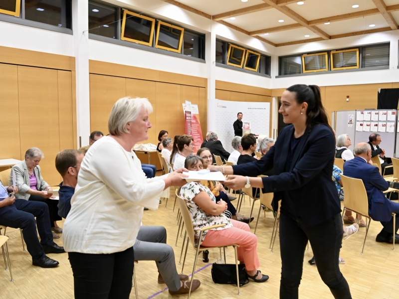 Menschen auf St&uuml;hlen in Halle