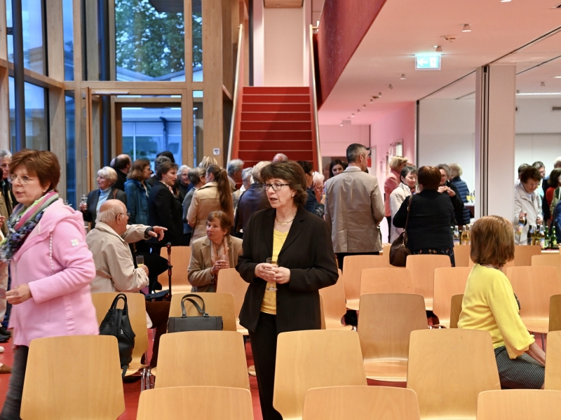 Personen in Veranstaltungsraum