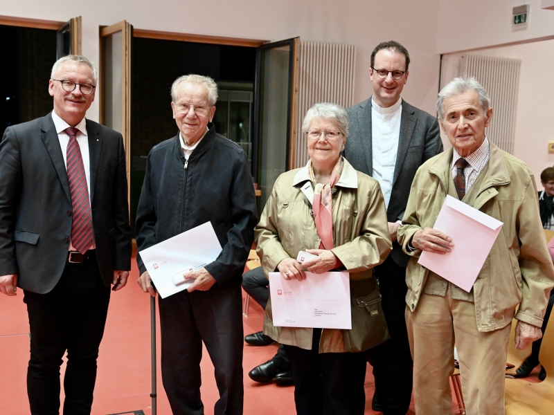Personen mit Urkunden im Portrait