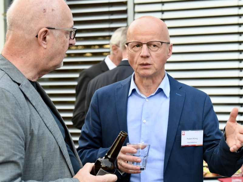 Zwei Personen unterhalten sich