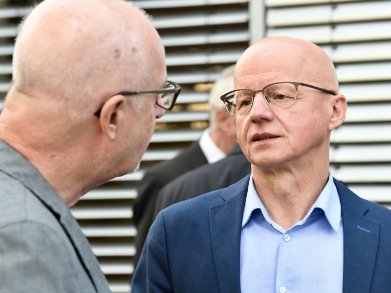 Zwei Personen unterhalten sich