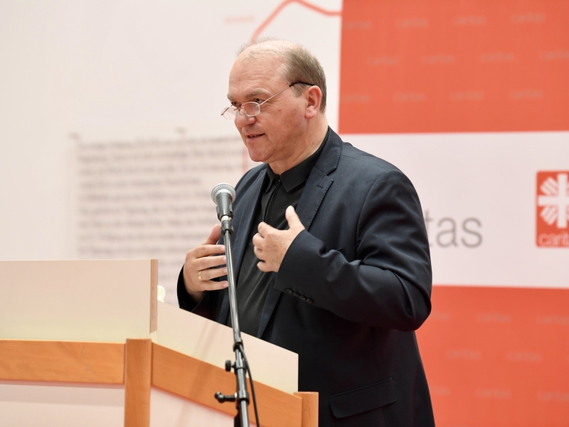 Mann am Rednerpult