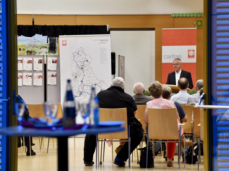 Zuh&ouml;rer in Raum von au&szlig;en