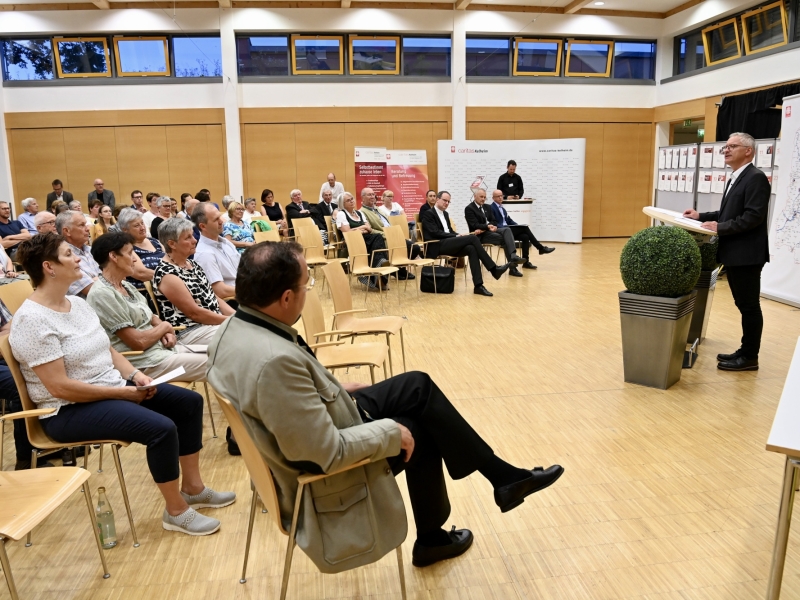 Menschen auf St&uuml;hlen in Halle