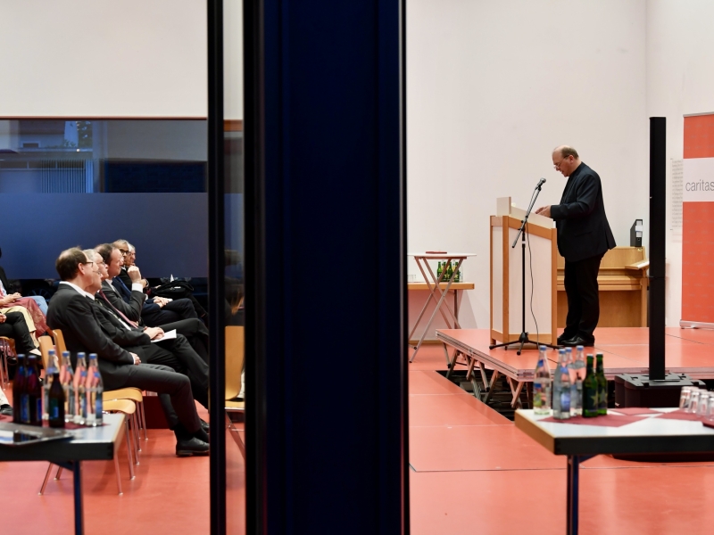 Mann am Rednerpult