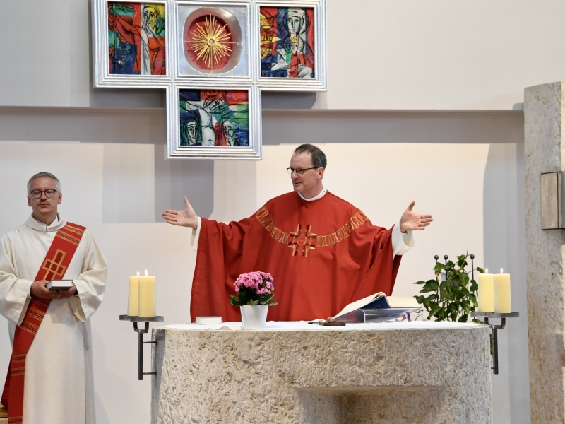 Geistlicher in Kirche
