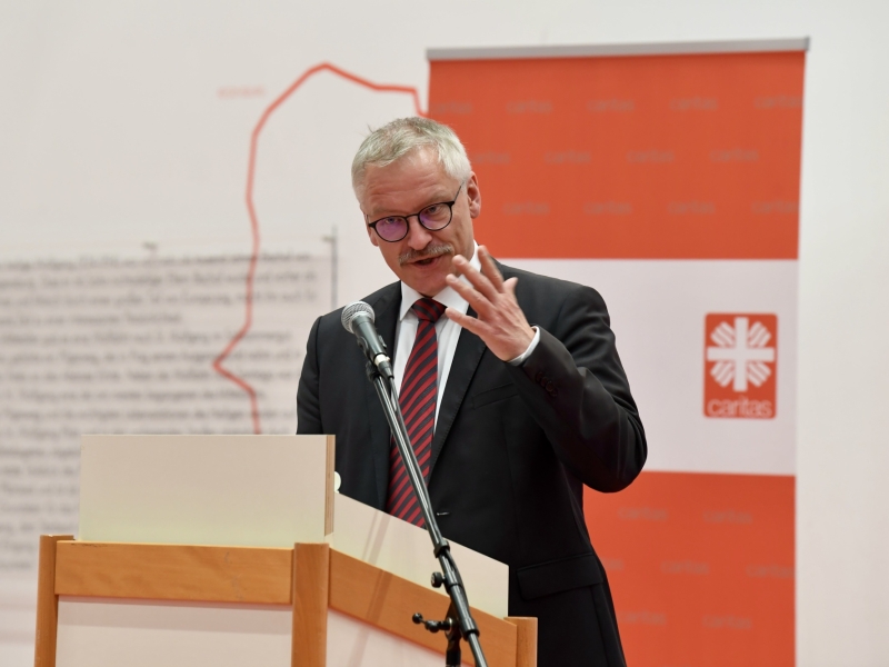 Mann am Rednerpult