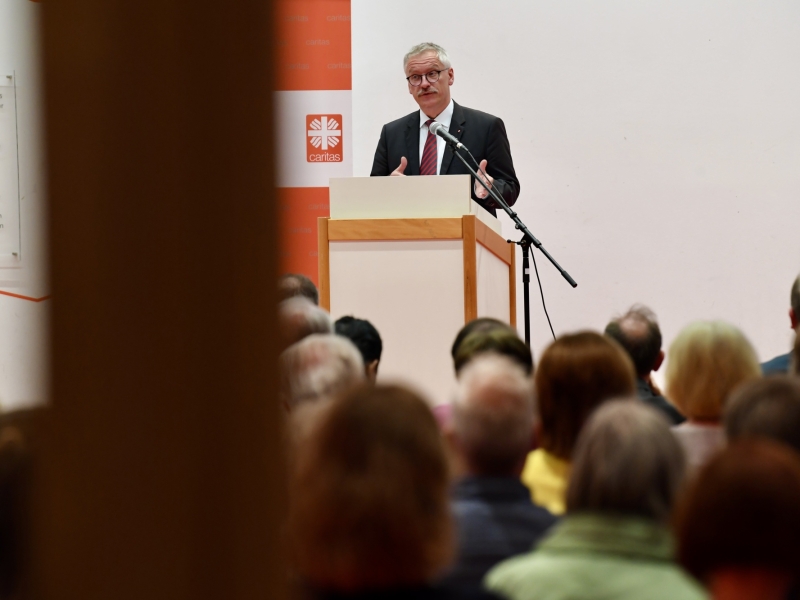 Mann am Rednerpult