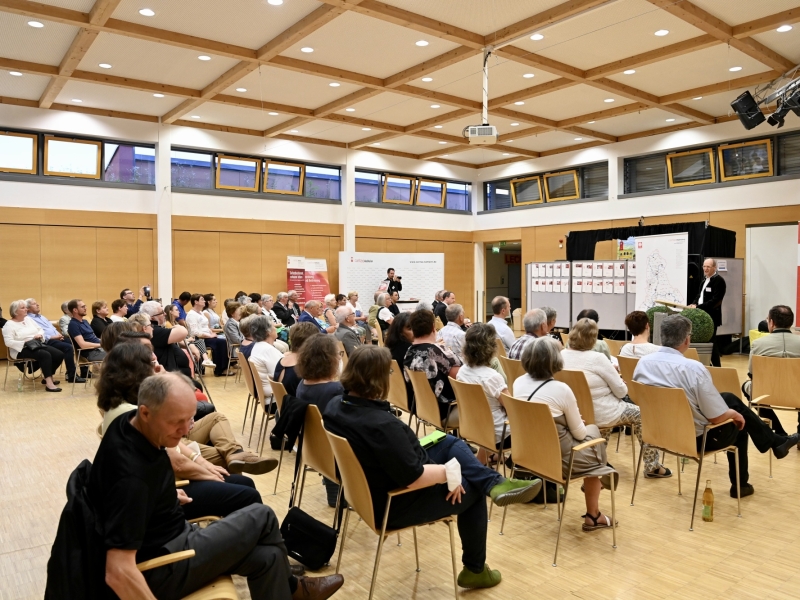 Menschen auf St&uuml;hlen in Halle