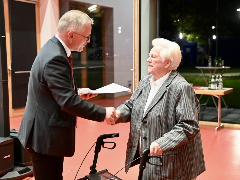 Seniorin mit Rollator